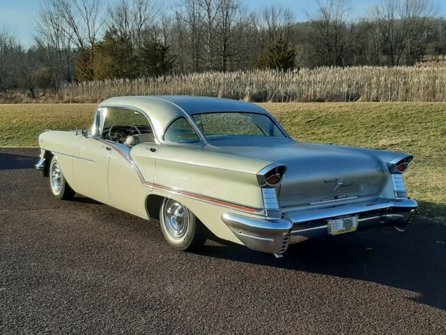 Oldsmobile Ninety-Eight 1957 image number 2