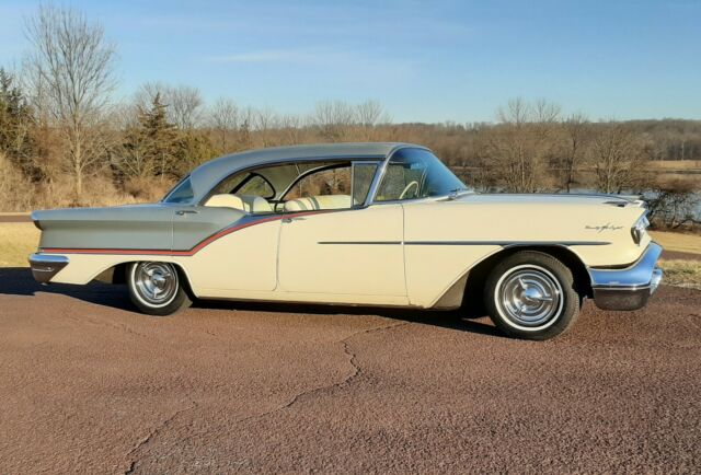 Oldsmobile Ninety-Eight 1957 image number 27