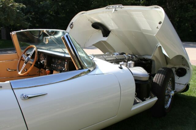 Jaguar E-Type 1967 image number 1