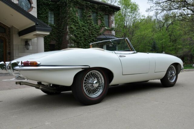 Jaguar E-Type 1967 image number 11