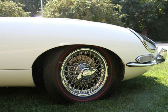 Jaguar E-Type 1967 image number 12