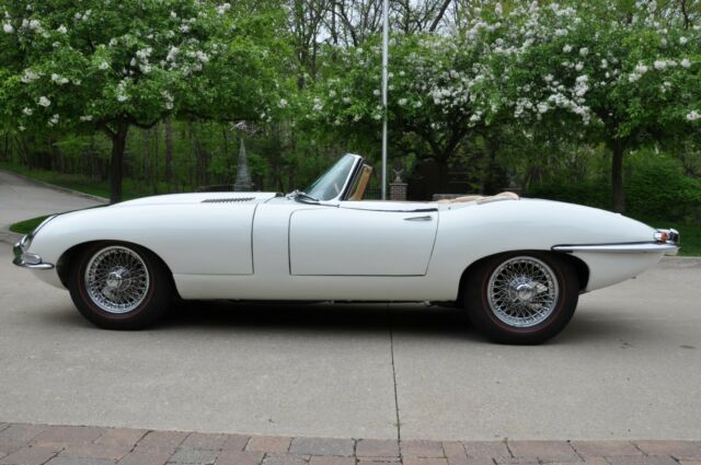 Jaguar E-Type 1967 image number 13