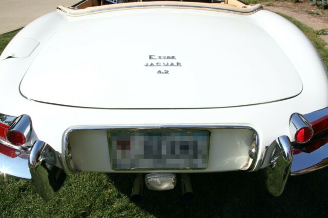 Jaguar E-Type 1967 image number 2