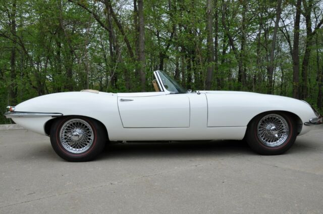 Jaguar E-Type 1967 image number 20