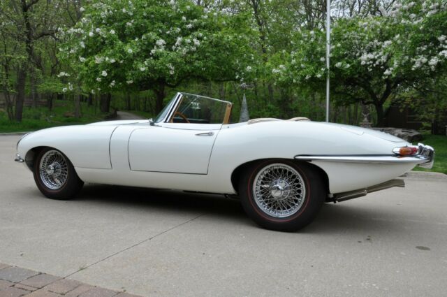 Jaguar E-Type 1967 image number 22