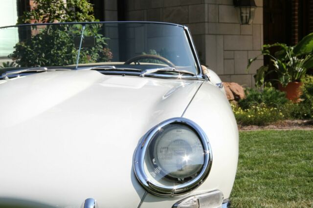 Jaguar E-Type 1967 image number 32