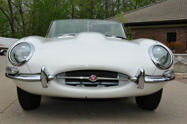 Jaguar E-Type 1967 image number 33