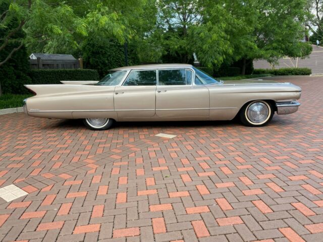 Cadillac DeVille 1960 image number 2