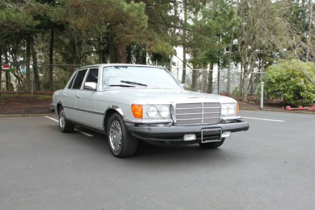 Mercedes-Benz 400-Series 1977 image number 0