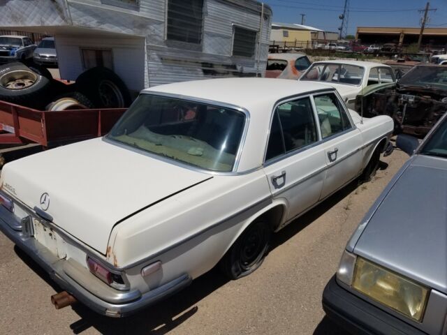 Mercedes-Benz 200-Series 1969 image number 2