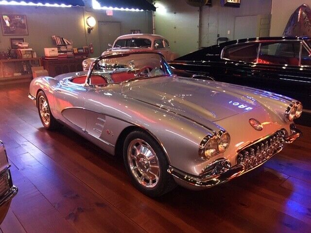 Chevrolet Corvette 1960 image number 2