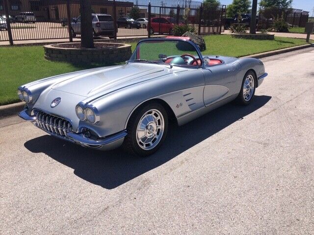 Chevrolet Corvette 1960 image number 28