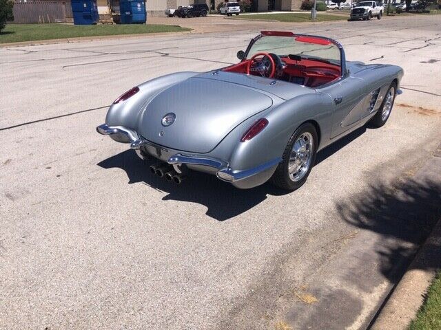 Chevrolet Corvette 1960 image number 29