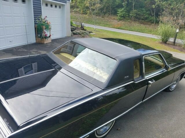 Lincoln Town Car 1977 image number 2