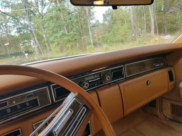 Lincoln Town Car 1977 image number 20