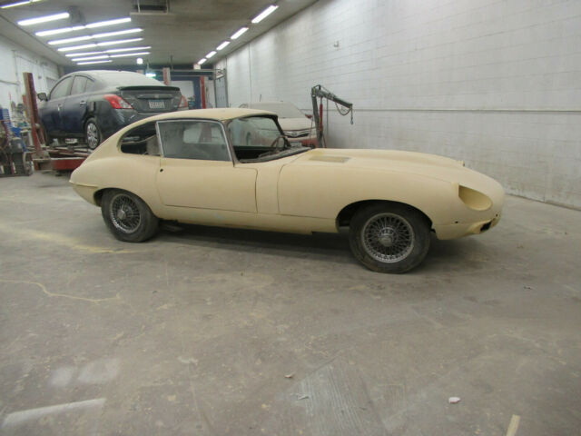 Jaguar E-Type 1969 image number 0