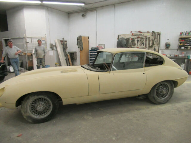 Jaguar E-Type 1969 image number 16