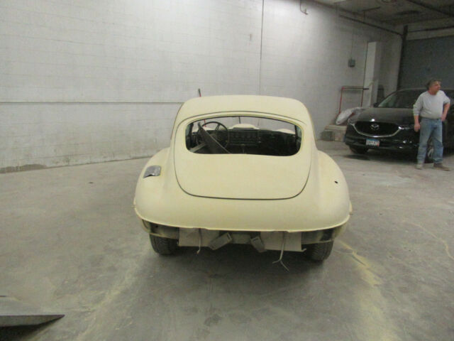 Jaguar E-Type 1969 image number 3