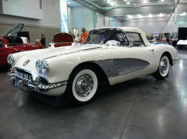 Chevrolet Corvette 1960 image number 11