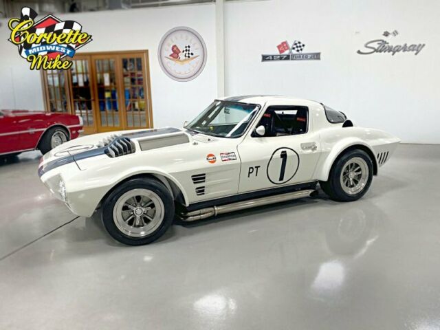 Chevrolet Corvette 1965 image number 11