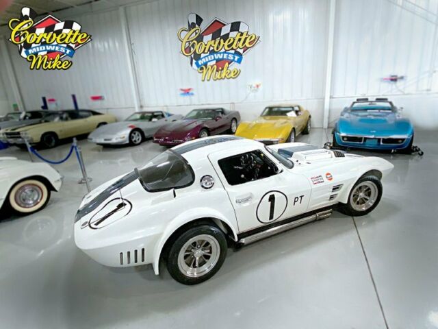 Chevrolet Corvette 1965 image number 16