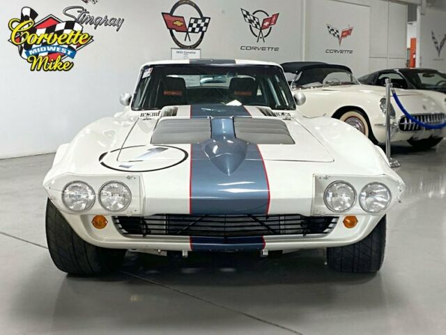 Chevrolet Corvette 1965 image number 17