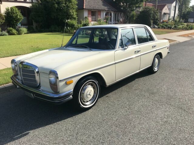 Mercedes-Benz 200-Series 1970 image number 1