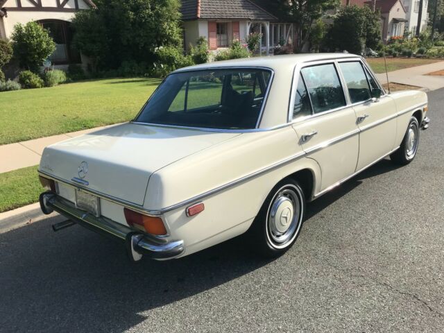 Mercedes-Benz 200-Series 1970 image number 17