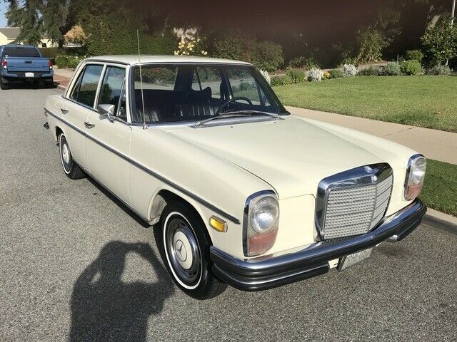 Mercedes-Benz 200-Series 1970 image number 19