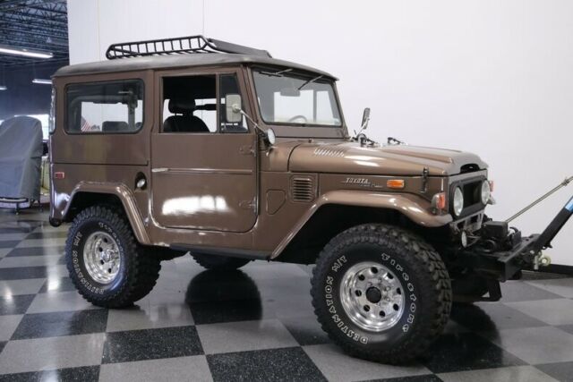 Toyota FJ Cruiser 1970 image number 16