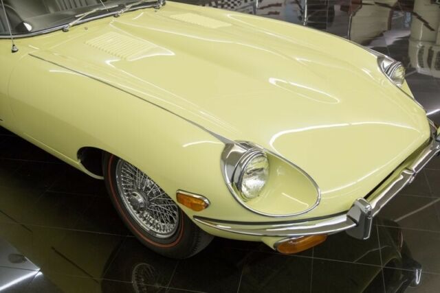 Jaguar E-Type 1969 image number 14