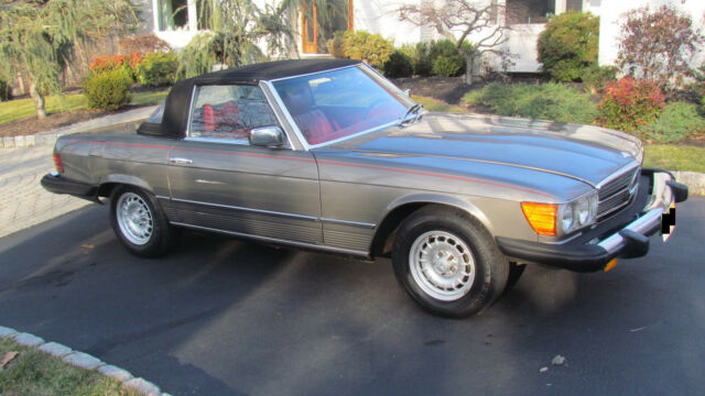 Mercedes-Benz SL-Class 1979 image number 16