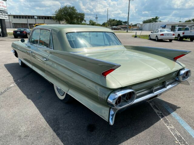 Cadillac Fleetwood 1961 image number 5