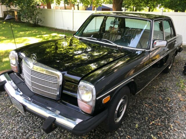 Mercedes-Benz 200-Series 1975 image number 13