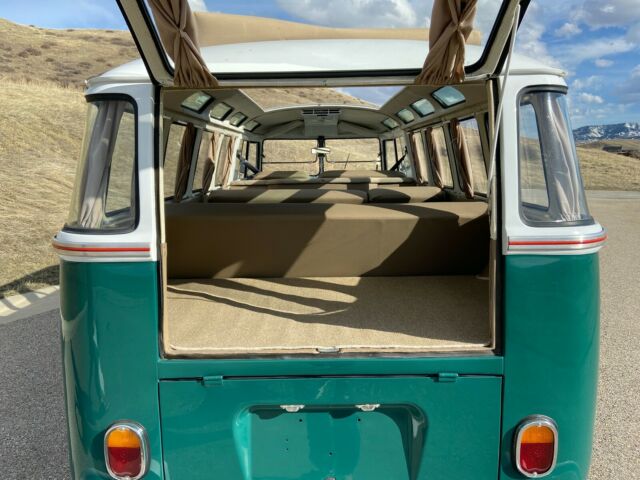 Volkswagen Bus/Vanagon 1972 image number 35