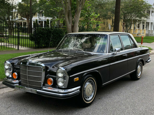 Mercedes-Benz 200-Series 1971 image number 0