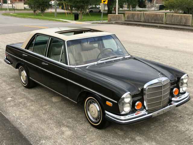 Mercedes-Benz 200-Series 1971 image number 21