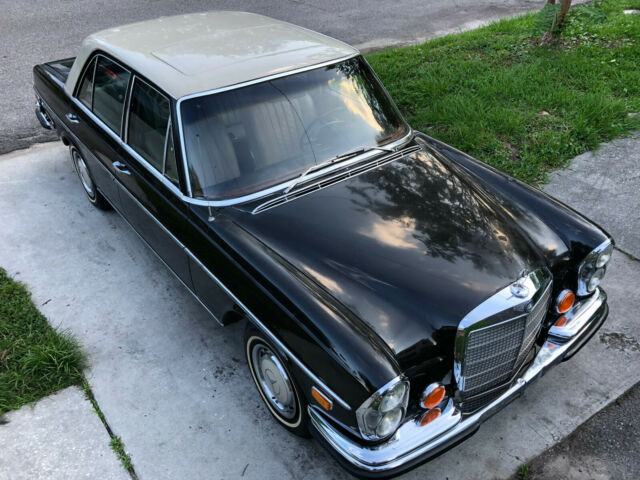 Mercedes-Benz 200-Series 1971 image number 23