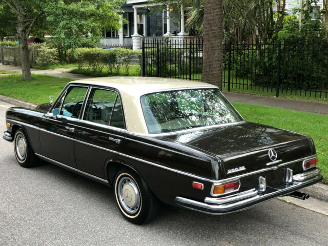 Mercedes-Benz 200-Series 1971 image number 27