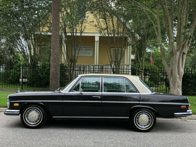 Mercedes-Benz 200-Series 1971 image number 28