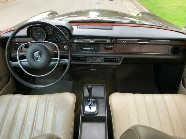 Mercedes-Benz 200-Series 1971 image number 32