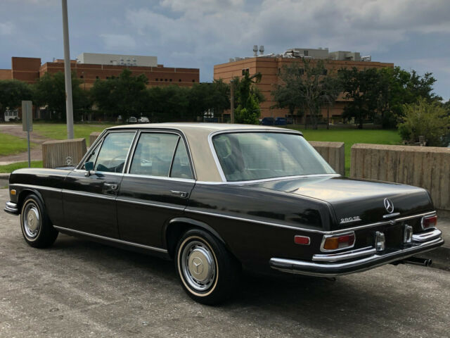 Mercedes-Benz 200-Series 1971 image number 46