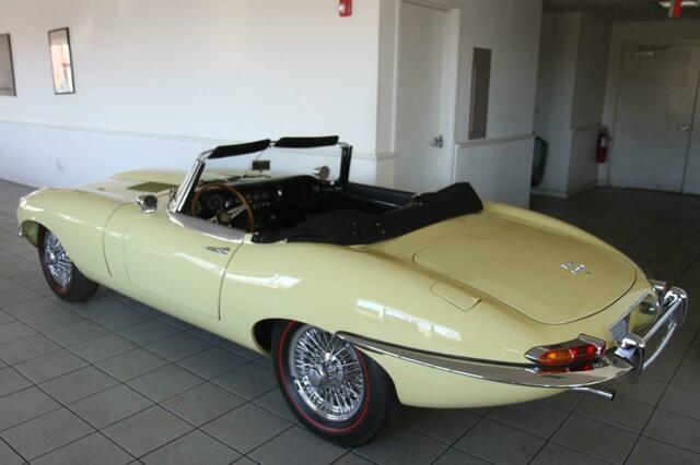 Jaguar E-Type 1967 image number 32