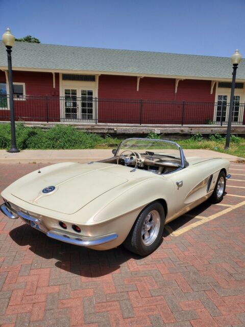 Chevrolet Corvette 1962 image number 22