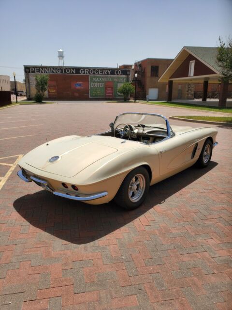 Chevrolet Corvette 1962 image number 23