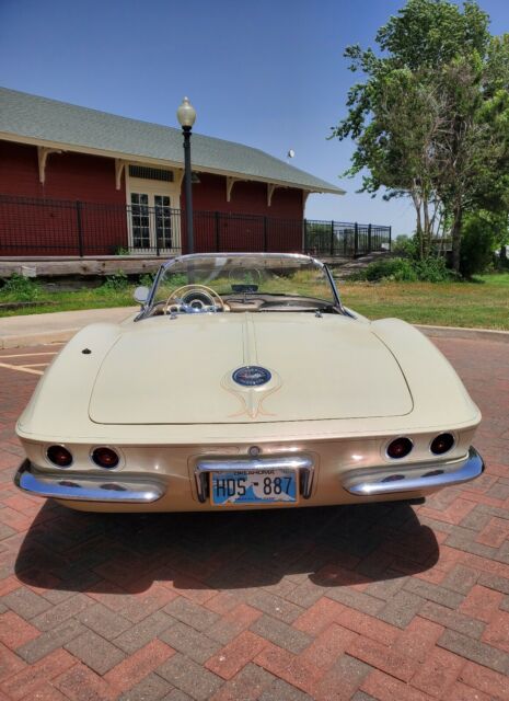 Chevrolet Corvette 1962 image number 24