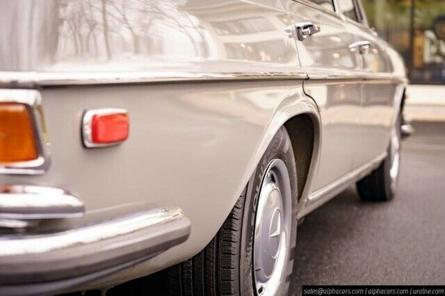 Mercedes-Benz 200-Series 1972 image number 17