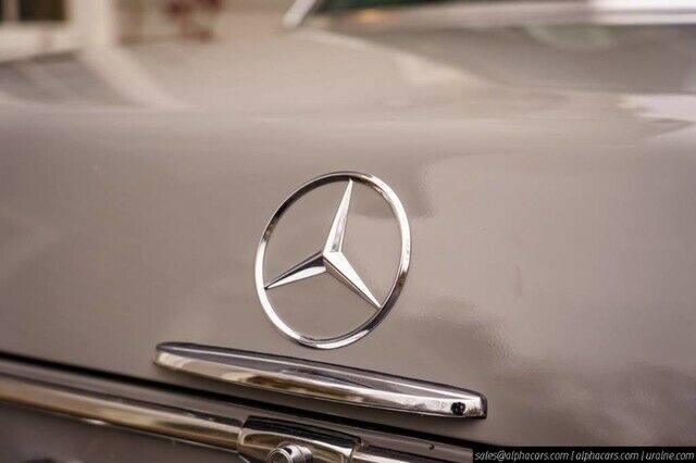 Mercedes-Benz 200-Series 1972 image number 19