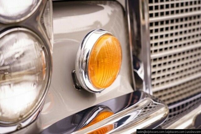 Mercedes-Benz 200-Series 1972 image number 36