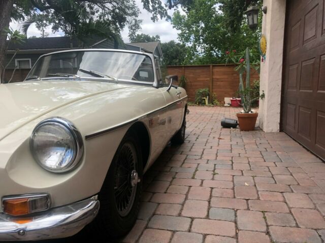 MG MGB 1969 image number 14